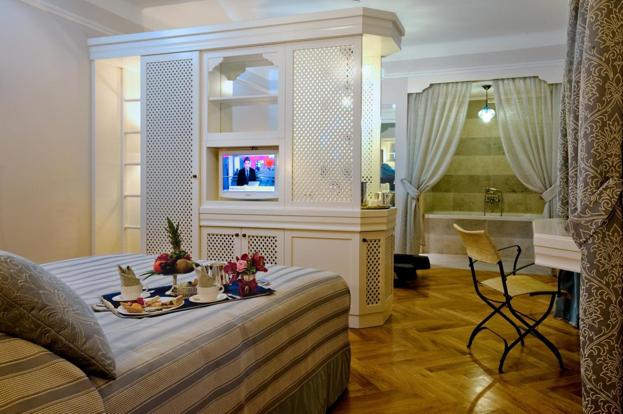 Grand Hotel Savoia Genoa Exterior photo A room at the hotel